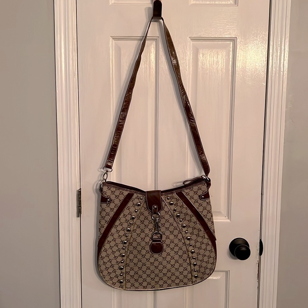 &. Womenโs crossbody